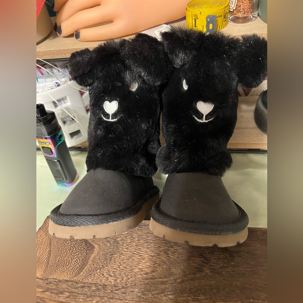 Baby gap furry boots size 5